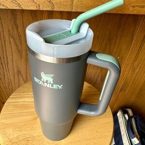 Stanley quencher 30oz charcoal and mint comes with lid and straw.